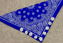 Load image into Gallery viewer, Cowrie Rosette Bandana
